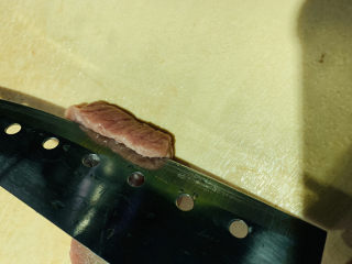 3、蒜苔炒牛肉,牛肉洗净，横纹切；