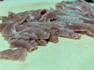 4、蒜苔炒牛肉,切片；