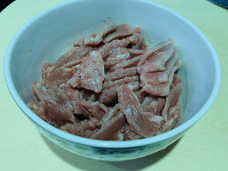 5、蒜苔炒牛肉,放碗里；