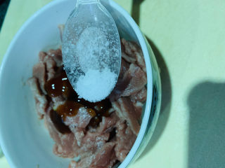 7、蒜苔炒牛肉,加少许盐；