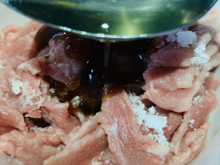 8、蒜苔炒牛肉,加少许油；