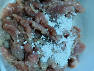 9、蒜苔炒牛肉,加少许淀粉，腌制10分钟；