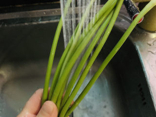 10、蒜苔炒牛肉,蒜苔洗净；