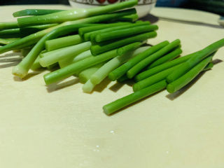 11、蒜苔炒牛肉,切段；