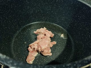 12、蒜苔炒牛肉,锅加些油，把腌好的肉，放锅里炒；