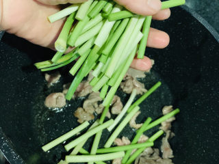 13、蒜苔炒牛肉,肉变色，加蒜苔；