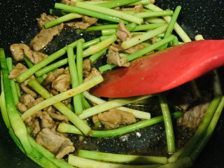 15、蒜苔炒牛肉,炒均匀，起锅；