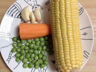 1、玉米炒虾仁,准备好蔬菜。玉米、豌豆、胡萝卜、蒜。