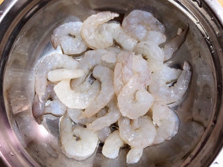 2、玉米炒虾仁,虾仁洗尽待用。