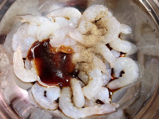 3、玉米炒虾仁,腌制虾仁。放入盐、蚝油、生抽、黑胡椒粉。