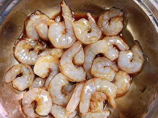 4、玉米炒虾仁,搅拌均匀，腌制5-10分钟。