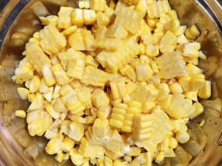 5、玉米炒虾仁,玉米粒从玉米上切下来。