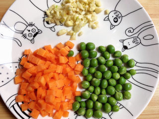 6、玉米炒虾仁,配菜切好待用。