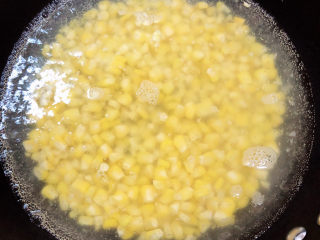 7、玉米炒虾仁,锅中烧开水，将玉米粒倒入锅中，将玉米粒煮三分钟。