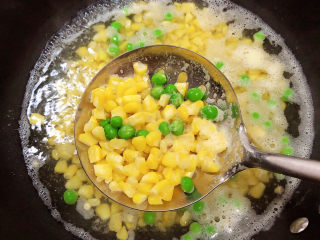 8、玉米炒虾仁,再放入豌豆，继续煮2分钟。