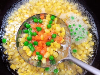 9、玉米炒虾仁,最后放入胡萝卜，略微烫一下。全部捞出沥干。