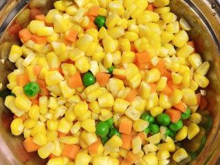 10、玉米炒虾仁,冲洗一下玉米粒，洗去浮沫待用。