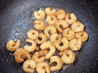 11、玉米炒虾仁,锅中倒入油，五成热时放入虾仁翻炒均匀。