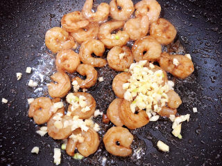 12、玉米炒虾仁,放入蒜末爆香。