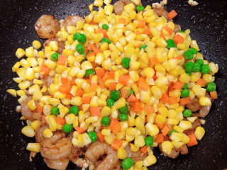 13、玉米炒虾仁,放入玉米粒，颠勺翻炒均匀。