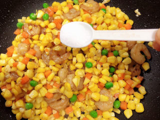 14、玉米炒虾仁,放入盐，继续翻炒均匀。