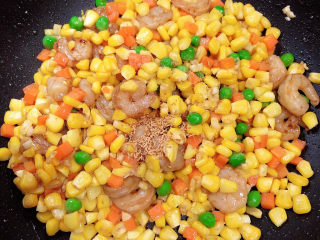 15、玉米炒虾仁,放入少量鸡精调味，翻炒均匀。