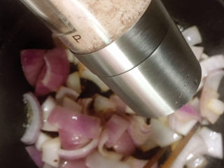 12、洋葱炒肉片,炒至6成熟个,根据自己口味放盐