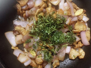 14、洋葱炒肉片,出锅前放入香菜末