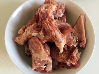 1、板栗烧排骨,猪排骨斩块