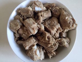 3、板栗烧排骨,温水洗净沥干水分