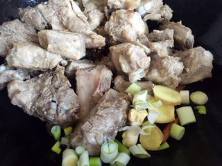 6、板栗烧排骨,放入配料翻炒