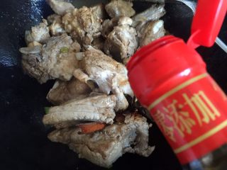 8、板栗烧排骨,放入老抽翻炒均匀