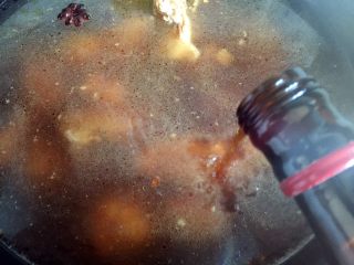 9、板栗烧排骨,添清水没过排骨，放料酒