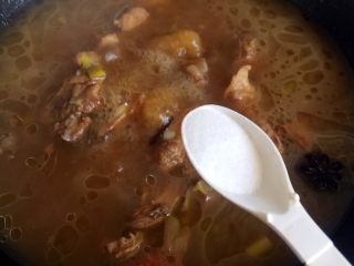 10、板栗烧排骨,大火烧开后转中火炖30分钟，排骨大约8成熟时放盐调味