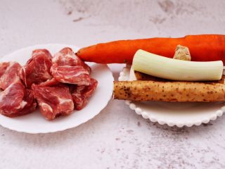 1、虫草花山药炖排骨,准备好所有的食材。