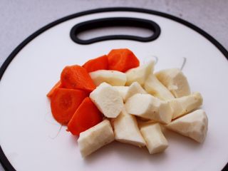 2、虫草花山药炖排骨,铁杆山药去皮后洗净用刀切成滚刀块，胡萝卜洗净后也切成滚刀块。