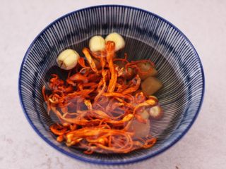 4、虫草花山药炖排骨,把所有的调料混合在一起，用清水浸泡15分钟。