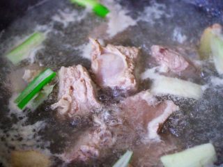 5、虫草花山药炖排骨,排骨洗净后，锅中倒入适量清水煮沸后，加入一勺料酒和葱段，3片姜，把排骨进行焯水，焯过水的排骨洗净捞出备用。