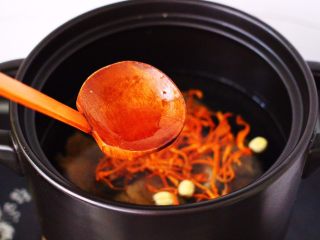 7、虫草花山药炖排骨,这个时候加入5克料酒。