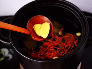 8、虫草花山药炖排骨,再加入2片姜。