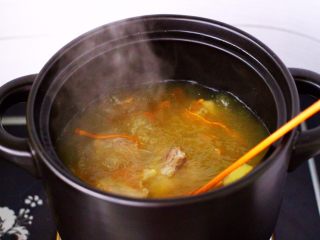 10、虫草花山药炖排骨,大火煮沸后，用勺子撇去浮末。