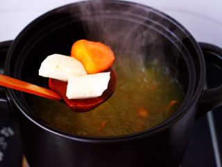 12、虫草花山药炖排骨,这个时候打开砂锅盖子，放入铁杆山药和胡萝卜。