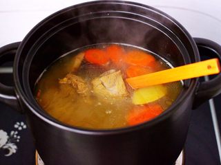 15、虫草花山药炖排骨,大火煮沸后即可关火。