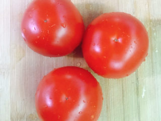 1、番茄炒牛肉,番茄洗干净