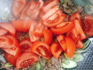 11、番茄炒牛肉,放入番茄