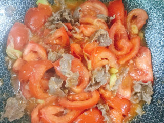 14、番茄炒牛肉,不需要加水，盖上锅盖中火焖几分钟至番茄变软。