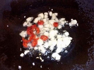 9、＃绿色美食＃开胃菜凉拌黄瓜,锅内放适量油把蒜末，辣椒爆香。