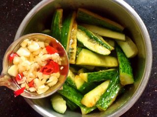 10、＃绿色美食＃开胃菜凉拌黄瓜,蒜末爆香，待油冷却后加入黄瓜里。