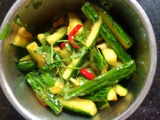 12、＃绿色美食＃开胃菜凉拌黄瓜,轻轻晃动盆子，让黄瓜均匀地拌上调料。