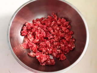 4、牛肉锅贴,牛肉馅放入一个大碗里